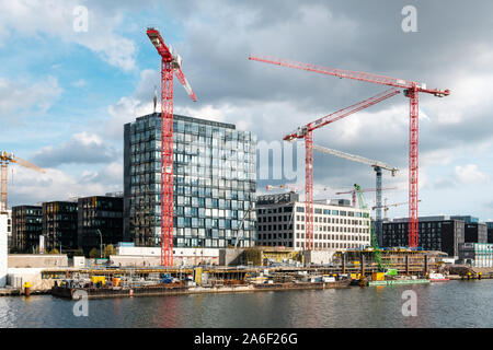 Berlin, Deutschland - Oktober - 2019: Gebäude Baustelle an der Spree neben der Berliner Mauer / East Side Gallery Stockfoto