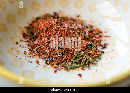 Bio würzigen Koreanischen Gochugaru Spice mit Thymian und Meersalz. Organisches Produkt. Stockfoto