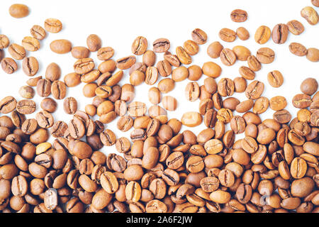 Kaffeebohnen isoliert auf weißem Hintergrund Stockfoto