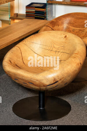 Schöne stilvolle moderne Holz- runde Stuhl aus altem Holz aus massivem Holz auf einem Bein in der modernen Interieur aus Holz geschnitzt. Stockfoto