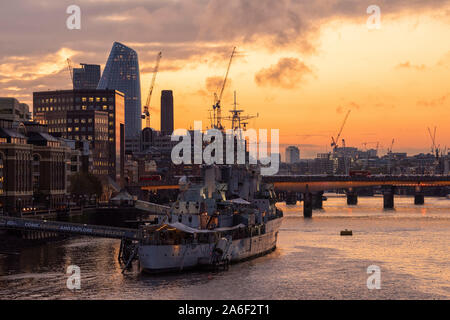 Sonnenuntergang über der South Bank und HMS Belfast in London, England, Großbritannien Stockfoto