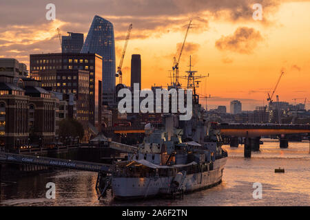 Sonnenuntergang über der South Bank und HMS Belfast in London, England, Großbritannien Stockfoto