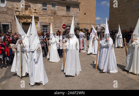 Eine religiöse Bruderschaft tragen Roben der Buße und konischen Abdeckungen für eine Prozession am Ostersonntag in Jerez de la Frontera, Andalusien, Spanien. Stockfoto