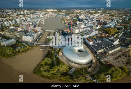 BORDEAUX, Frankreich, 25. Oktober 2019: La Cite du Vin, der Wein Museum von Bordeaux in der Nähe von Fluss Garonne Stockfoto