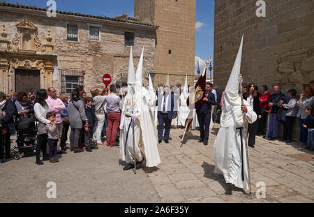 Eine religiöse Bruderschaft tragen Roben der Buße und konischen Abdeckungen für eine Prozession am Ostersonntag in Jerez de la Frontera, Andalusien, Spanien. Stockfoto