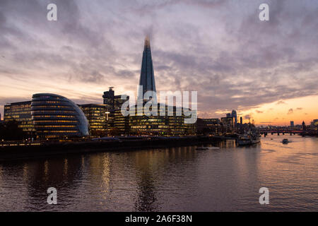 Sonnenuntergang über der South Bank, London England Großbritannien Stockfoto