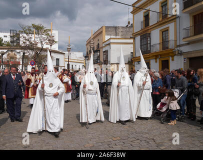 Eine religiöse Bruderschaft tragen Roben der Buße und konischen Abdeckungen für eine Prozession am Ostersonntag in Jerez de la Frontera, Andalusien, Spanien. Stockfoto