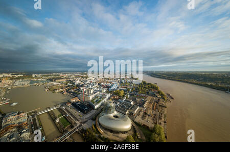 BORDEAUX, Frankreich, 25. Oktober 2019: La Cite du Vin, der Wein Museum von Bordeaux in der Nähe von Fluss Garonne Stockfoto