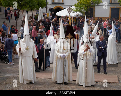 Eine religiöse Bruderschaft tragen Roben der Buße und konischen Abdeckungen für eine Prozession am Ostersonntag in Jerez de la Frontera, Andalusien, Spanien. Stockfoto