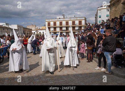 Eine religiöse Bruderschaft tragen Roben der Buße und konischen Abdeckungen für eine Prozession am Ostersonntag in Jerez de la Frontera, Andalusien, Spanien. Stockfoto