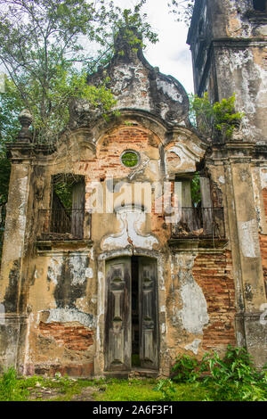 Ruinen der Kirche von engenho Amparo (a sugar cane Farm aus dem 17. Jahrhundert) in Ilha de Itamaraca - Pernambuco, Brasilien Stockfoto