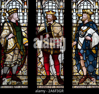 13. und 14. Jahrhunderts englischen Monarchen von Heaton, Butler und Bayne, Rochdale Rathaus, Greater Manchester, UK dargestellt Stockfoto