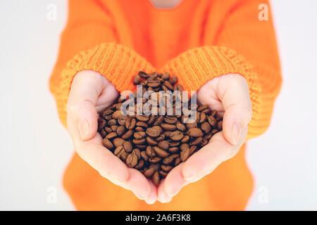 Kaffeebohnen in die Hände der Menschen, in Soft Focus, in der Form des Herzens Stockfoto