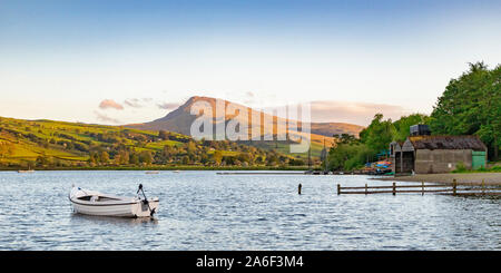 Bala Lake, Llyn Tegid, im Norden von Wales, auf einer feinen Frühling Abend. Mit Blick auf die Aran Berge. Stockfoto