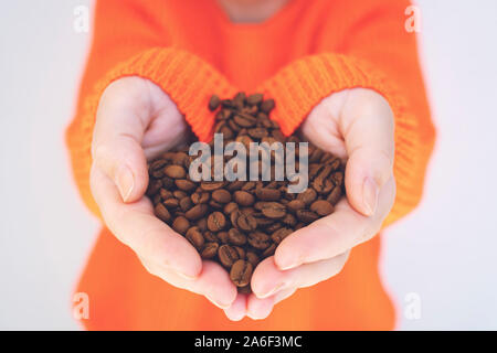 Kaffeebohnen in die Hände der Menschen, in Soft Focus, in der Form des Herzens Stockfoto