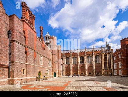 Vom 9. Juni 2019: Richmond upon Thames, London, UK - Die Uhr Gericht in Hampton Court Palace, der ehemaligen königlichen Residenz in West London. Stockfoto