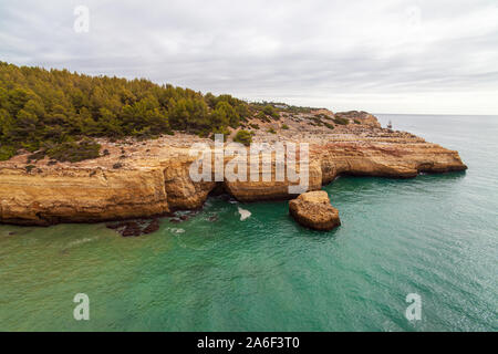 Blick auf den felsigen Klippen entlang der Küste der Algarve Portugal Stockfoto