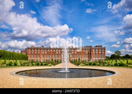 Vom 9. Juni 2019: Richmond upon Thames, London, UK - Der Süden vorne und Kronprinzengarten von Hampton Court Palace, der ehemaligen königlichen Residenz in West London. Stockfoto