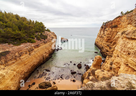 Blick auf den felsigen Klippen entlang der Küste der Algarve Portugal Stockfoto