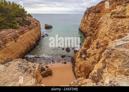 Blick auf den felsigen Klippen entlang der Küste der Algarve Portugal Stockfoto