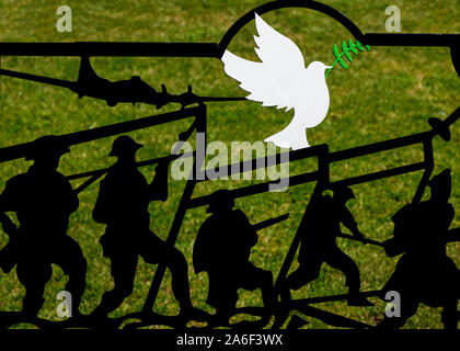 Silhouetted Soldaten Vorrücken in der "Schlacht an der Somme" (1916) und der Taube des Friedens, Rochdale Memorial Gardens, Greater Manchester, UK Stockfoto