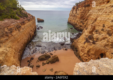 Blick auf den felsigen Klippen entlang der Küste der Algarve Portugal Stockfoto