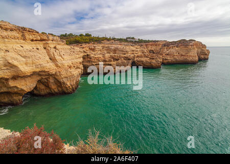 Blick auf den felsigen Klippen entlang der Küste der Algarve Portugal Stockfoto