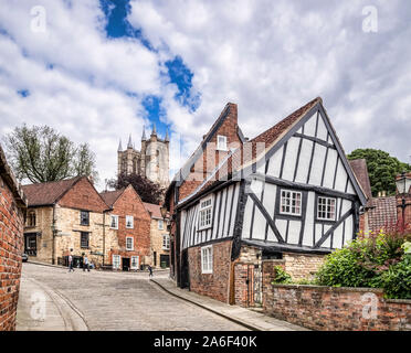 Vom 2. Juli 2019: Lincoln, Lincolnshire, Großbritannien - schiefe Fachwerkhaus in Michaelgate, Lincoln. Stockfoto