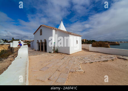 Kapelle Unserer Lieben Frau von den Felsen da Nossa Senhora da Rocha in der Gemeinde von Porches entfernt, in der Gemeinde Lagoa in der portugiesischen Algarve port Stockfoto