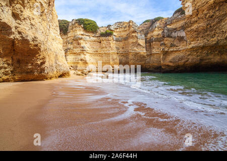 Albufeira Portugal, Praia da Ponta Pequena "kleiner Point Beach" der versteckte Höhlenstrand an der Küste der Algarve Stockfoto
