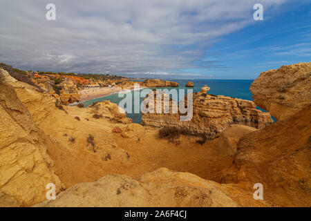 Blick auf den felsigen Klippen entlang der Küste der Algarve Portugal Stockfoto