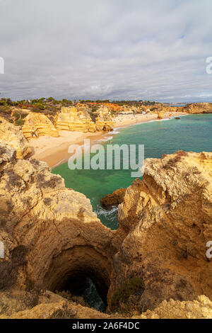 Blick auf den felsigen Klippen entlang der Küste der Algarve Portugal Stockfoto