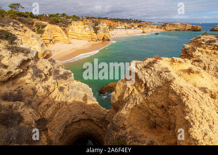 Blick auf den felsigen Klippen entlang der Küste der Algarve Portugal Stockfoto