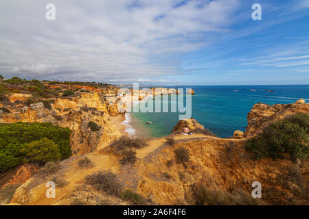 Blick auf den felsigen Klippen entlang der Küste der Algarve Portugal Stockfoto