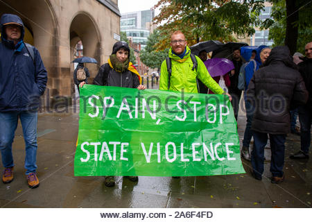 Manchester, UK, 26. Oktober 2019. Einen kleinen Protest zugunsten der Unabhängigkeit für Katalonien hat in Manchester statt. Die Bilder der Katalanischen Politiker kürzlich in Spanien inhaftiert, die Demonstranten hörte Reden gegen die Maßnahmen der spanischen Regierung. Credit: Clearpix/Alamy Live News Credit: Clearpix/Alamy leben Nachrichten Stockfoto