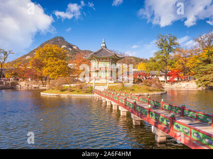 Gyeongbokgung Palast mit Ahorn Blätter und Pavillon alte traditionelle, Seoul, Südkorea. Stockfoto