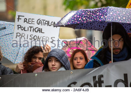 Manchester, UK, 26. Oktober 2019. Einen kleinen Protest zugunsten der Unabhängigkeit für Katalonien hat in Manchester statt. Die Bilder der Katalanischen Politiker kürzlich in Spanien inhaftiert, die Demonstranten hörte Reden gegen die Maßnahmen der spanischen Regierung. Credit: Clearpix/Alamy Live News Credit: Clearpix/Alamy leben Nachrichten Stockfoto