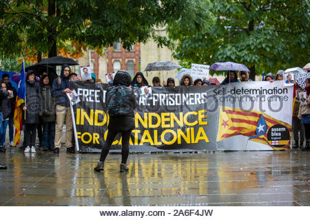 Manchester, UK, 26. Oktober 2019. Einen kleinen Protest zugunsten der Unabhängigkeit für Katalonien hat in Manchester statt. Die Bilder der Katalanischen Politiker kürzlich in Spanien inhaftiert, die Demonstranten hörte Reden gegen die Maßnahmen der spanischen Regierung. Credit: Clearpix/Alamy Live News Credit: Clearpix/Alamy leben Nachrichten Stockfoto