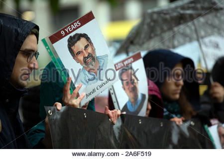 Manchester, UK, 26. Oktober 2019. Einen kleinen Protest zugunsten der Unabhängigkeit für Katalonien hat in Manchester statt. Die Bilder der Katalanischen Politiker kürzlich in Spanien inhaftiert, die Demonstranten hörte Reden gegen die Maßnahmen der spanischen Regierung. Credit: Clearpix/Alamy Live News Credit: Clearpix/Alamy leben Nachrichten Stockfoto