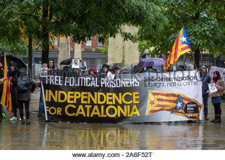 Manchester, UK, 26. Oktober 2019. Einen kleinen Protest zugunsten der Unabhängigkeit für Katalonien hat in Manchester statt. Die Bilder der Katalanischen Politiker kürzlich in Spanien inhaftiert, die Demonstranten hörte Reden gegen die Maßnahmen der spanischen Regierung. Credit: Clearpix/Alamy Live News Credit: Clearpix/Alamy leben Nachrichten Stockfoto