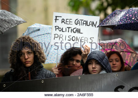 Manchester, UK, 26. Oktober 2019. Einen kleinen Protest zugunsten der Unabhängigkeit für Katalonien hat in Manchester statt. Die Bilder der Katalanischen Politiker kürzlich in Spanien inhaftiert, die Demonstranten hörte Reden gegen die Maßnahmen der spanischen Regierung. Credit: Clearpix/Alamy leben Nachrichten Stockfoto