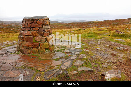 Ein Steinhaufen auf dem Höhepunkt der Bealach Na Ba Mountain Pass Route nach Applecross, Wester Ross, Schottland, Großbritannien, Europa. Stockfoto