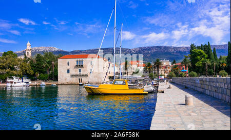 Idyllische Dörfer von Kroatien, Kastela, Kastel Lucisc Dorf in Dalmatien Stockfoto