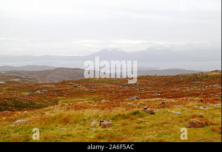 Ein Blick von der Höhepunkt auf dem Weg zur Isle of Skye auf dem Bealach Na Ba Route nach Applecross, Wester Ross, Schottland, Großbritannien, Europa. Stockfoto