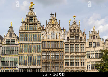 Antwerpen, Belgien - 9 September 2019: Grote Markt, Antwerpen, Marktplatz mit Rathaus, aufwendige guildhalls aus dem 16. Jahrhundert. Postkarte Hintergrund Stockfoto