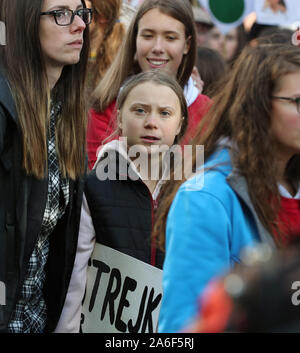 Vancouver, British Columbia, Kanada, 25. Oktober 2019. Schwedische jugendlich Aktivistin Greta Thunberg kommt für die post Bundestagswahl Freitag Klima Streik März beginnt und endet am Vancouver Art Gallery in Vancouver, British Columbia, am Freitag, den 25. Oktober, 2019. Organisiert von der lokalen Jugend-led, Sustainabiliteens, Greta und eine Umdrehung aus fast 10.000 Klima Aktivisten Nachfrage aus Industrie und den verschiedenen Ebenen der Regierung und unterstützen das 15-Jugend, die ihre Pläne der Bundesregierung verklagen behauptet es zum Klimawandel beigetragen hat angekündigt. Foto von Heinz Ruckemann/UP Stockfoto