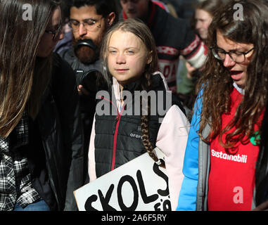 Vancouver, British Columbia, Kanada, 25. Oktober 2019. Schwedische jugendlich Aktivistin Greta Thunberg kommt für die post Bundestagswahl Freitag Klima Streik März beginnt und endet am Vancouver Art Gallery in Vancouver, British Columbia, am Freitag, den 25. Oktober, 2019. Organisiert von der lokalen Jugend-led, Sustainabiliteens, Greta und eine Umdrehung aus fast 10.000 Klima Aktivisten Nachfrage aus Industrie und den verschiedenen Ebenen der Regierung und unterstützen das 15-Jugend, die ihre Pläne der Bundesregierung verklagen behauptet es zum Klimawandel beigetragen hat angekündigt. Foto von Heinz Ruckemann/UP Stockfoto