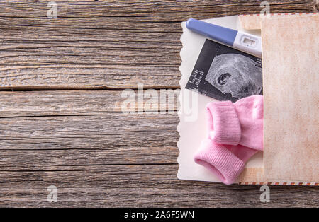 Schwangerschaft Test als noch Leben auf einer hölzernen Hintergrund. Stockfoto