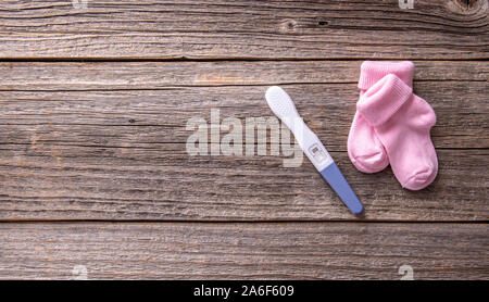 Schwangerschaft Test als noch Leben auf einer hölzernen Hintergrund. Stockfoto