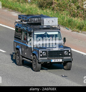 2007 grauer Land Rover Defender 110 Kombi mit Schnorchelauspuff. Oldtimer-Expedition, britischer Geländewagen mit Allradantrieb, raues Geländefahrzeug mit Geländewagen über Land, LandRover Discovery Turbo Diesel UK auf der M6 in der Nähe von Lancaster, Großbritannien Stockfoto